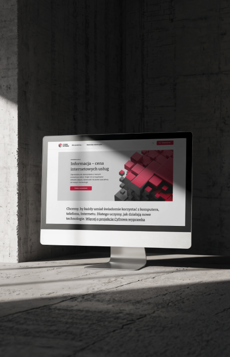 Zrzut ekranu strony internetowej projektu Cyfrowa Wyprawka. Na stronie widoczny jest nagłówek 'Informacja – cena internetowych usług' oraz przycisk 'Zobacz scenariusze'. W tle grafika 3D przedstawiająca czerwone i czarne sześciany.